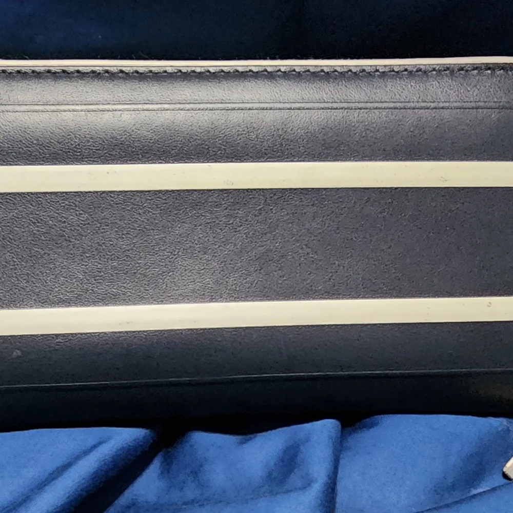 DIOR VIBE VOYAGEUR ZIP AROUND WALLET EUC comes with dustbag